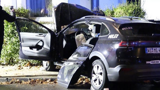 Flucht vor Verkehrskontrolle - Fahranfänger kracht in Hauswand