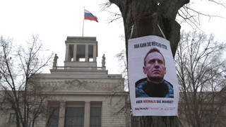 Gedenken vor russischer Botschaft: Trauer am Todestag um Kremlgegner Nawalny