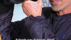 Heidi schreibt in Jaydens Freundebuch