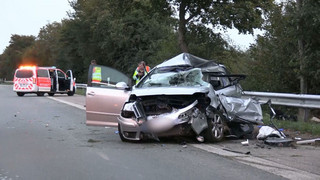 Tödlicher Unfall auf A3 nahe Emmerich: Mann stirbt, Mutter und Kind schwer verletzt