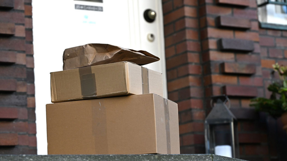 Pakete vor einer Haustür
