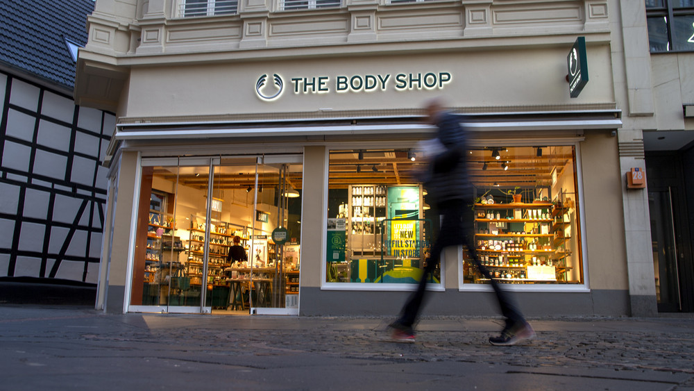 Ein Passant geht an einer Filiale des Kosmetikhändlers The Body Shop in der Innenstadt vorbei. The Body Shop hat auch für seinen Ableger in Deutschland Insolvenz angemeldet.