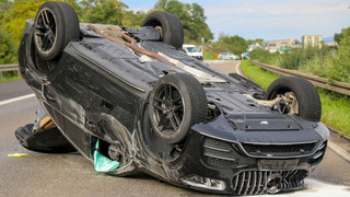 Unfall mit drei Fahrzeugen auf A5 bei Alsfeld: Auto überschlägt sich