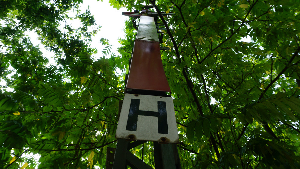 Ein alter Signalmast erinnert in der südhessischen Gemeinde Groß-Zimmern in einem kleinen Park an den Standort des mittlerweile abgerissenen Bahnhofs. Im Groß-Zimmern rollt seit Jahrzehnten keine Bahn mehr. 