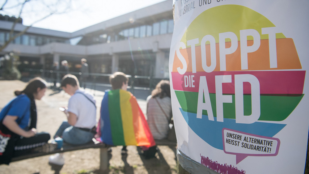 Am 01.02. findet in der Hugenottenhalle in Neu-Isenburg eine Wahlkampfveranstaltung der AfD statt. Mehrere Gegendemo sind bereits angekündigt.