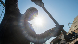 IG BAU fordert „Sonnenmilch-Flatrate“ für Bauarbeiter im Kreis Gießen