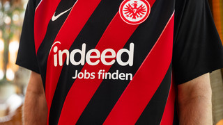 Eintracht präsentiert neues Heimtrikot: Design im Stil der Achtziger