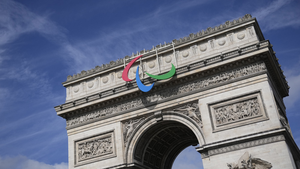 Das Symbol der Paralympischen Spiele hängt am Arc de Triomphe. Die Paralympischen Spiele in Paris 2024 finden vom 28. August bis 8. September statt.