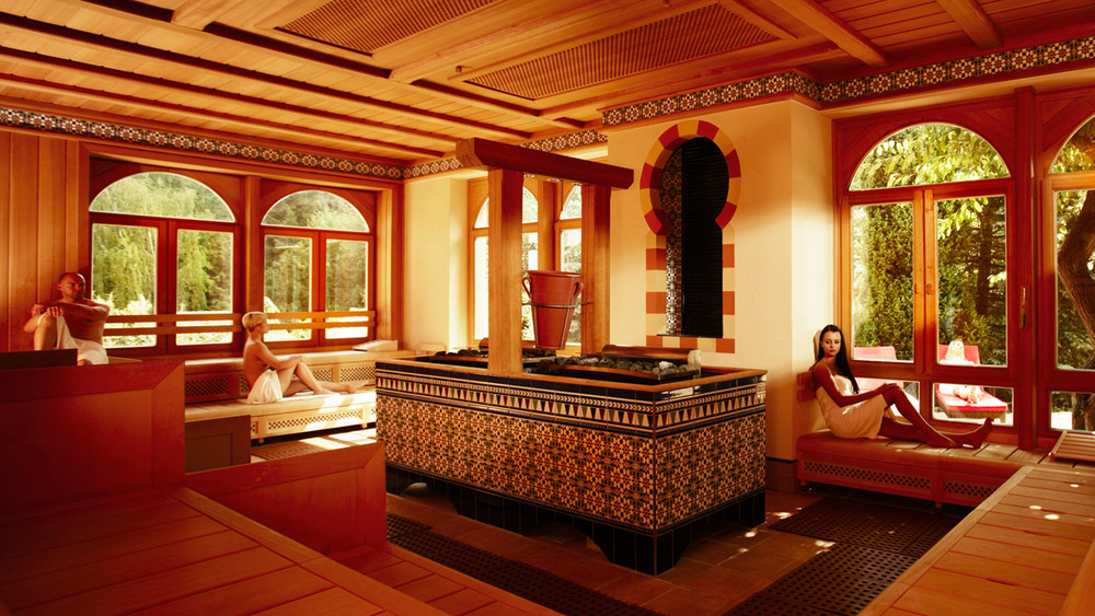 Wellness im Sieben Welten: Menschen sitzen in einer Sauna