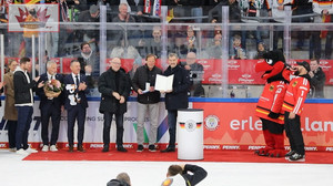 Besondere Ehre für Eishockeylegende Erich Kühnhackl: Bayerns Ministerpräsident Markus Söder verleiht ihm den bayerischen Verdienstorden