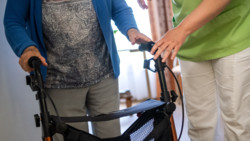 Kritik an Pflegereform hält an
