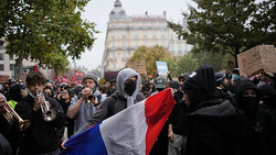 Demonstrierende stürmen Rathaus von Marseille und liefern sich Gefechte mit Polizei
