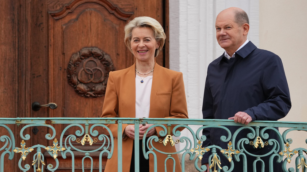 Bundeskanzler Olaf Scholz (SPD) und Ursula von der Leyen, Präsidentin der EU-Kommission, begrüssen sich vor der Klausurtagung des Bundeskabinetts am Eingang zum Gästehaus der Bundesregierung.
