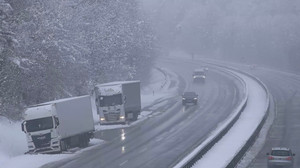 Querstehender LKW: Schnee sorgt für Chaos auf A7 bei Uttrichshausen