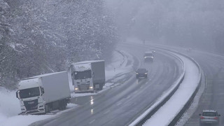 Querstehender LKW: Schnee sorgt für Chaos auf A7 bei Uttrichshausen