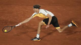 Tennisprofi Alexander Zverev steht nach Krimi im Achtelfinale in Paris