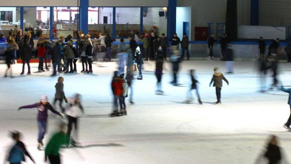 In der Eissporthalle sollen die Mainzer noch lange über das Eis gleiten.