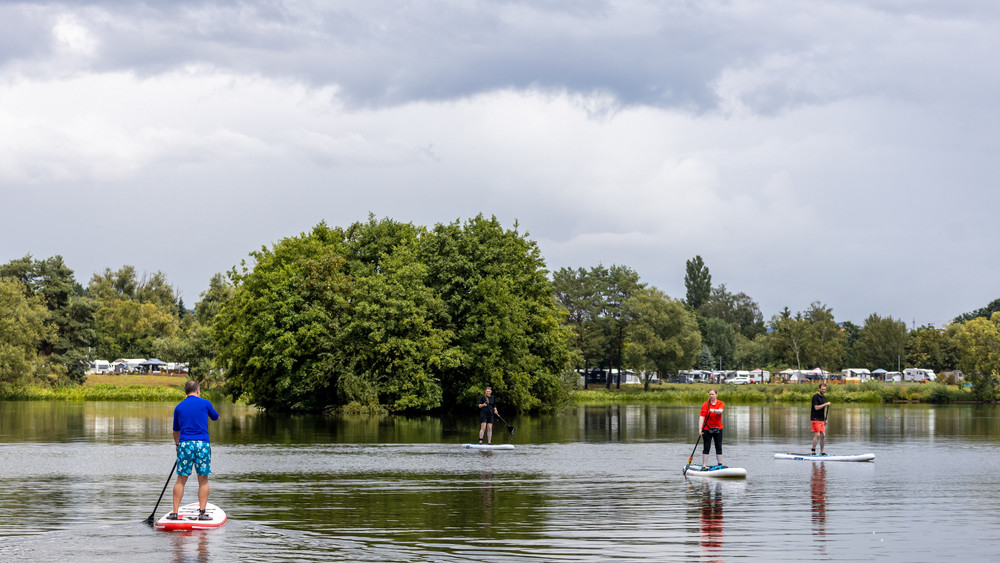 Stand-Up-Paddler auf dem Wißmarer See bei Wettenberg.