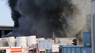 Aschaffenburg: Hohe Rauchwolke nach Brand in Entsorgungsfirma