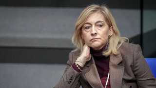 Streit um erhöhte Beiträge: Gesundheitsministerin Warken kritisiert Krankenkassen