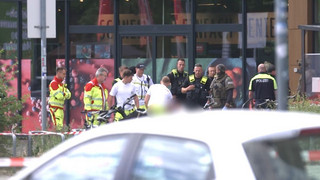 Hier wird der Geiselnehmer abtransportiert – Schreckensnacht in Berliner Supermarkt