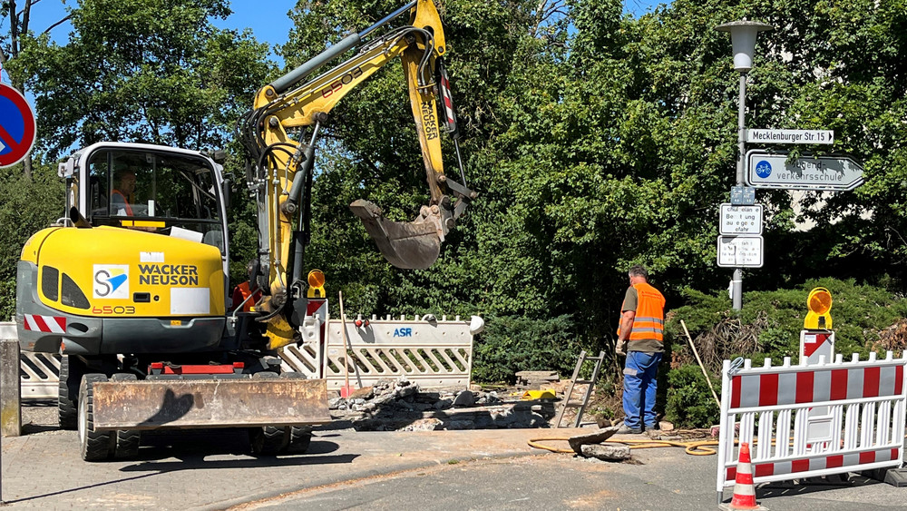 Wie hier in der Mecklenburger Straße waren in Rüsselsheim teils aufwändige Baggerarbeiten nötig, um den Stromausfall zu beheben.