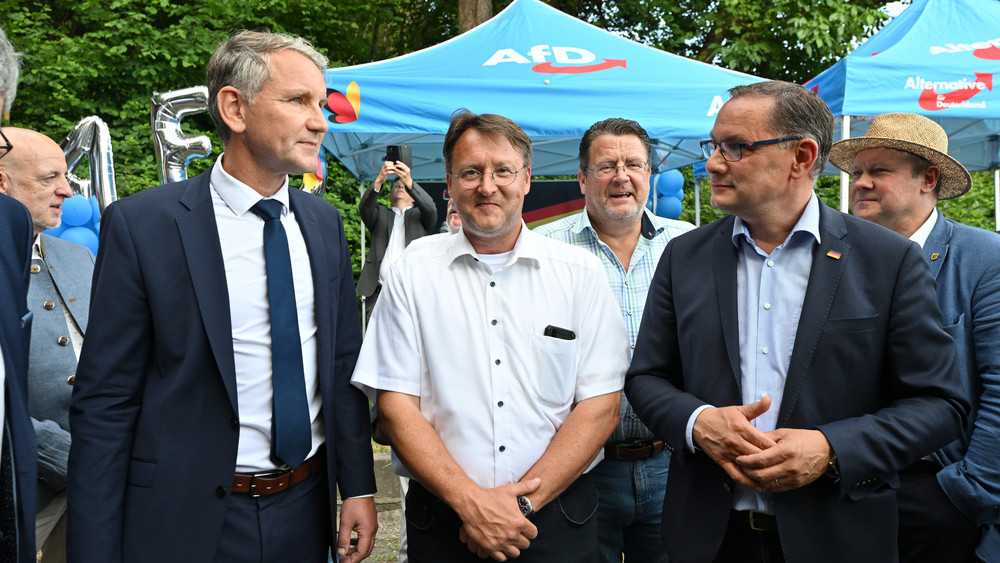 Der Thüringer AfD-Landeschef Björn Höcke neben dem Wahlsieger Robert Sesselmann und AfD-Chef Tino Chrupalla bei der AfD-Wahlparty.