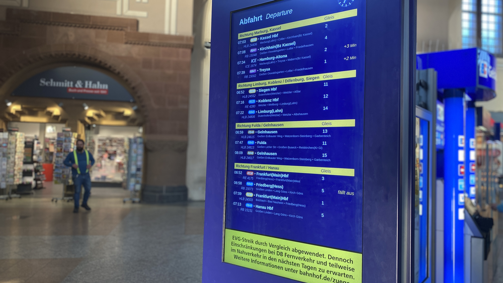 Die Anzeigetafel am Gießener Hauptbahnhof am Montagmorgen. Nur ein Zug fällt aus, wenige zeigen eine Verspätung an.