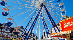 Butzbacher Faselmarkt 2023 - Riesenrad und Seifenblasenkunst