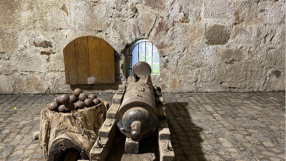 Die Schießscharte und die Kanone davor sind in Richtung Elisabethkirche ausgerichtet. Die Kirche und der dazugehörige Ritterordnen konnten damals vom Schloss aus verteidigt werden.