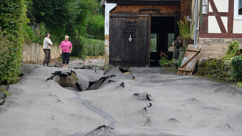 Das Unwetter hat in Trendelburg-Gottsbüren nicht nur zahlreiche Häuser, sondern auch Straßen zerstört.