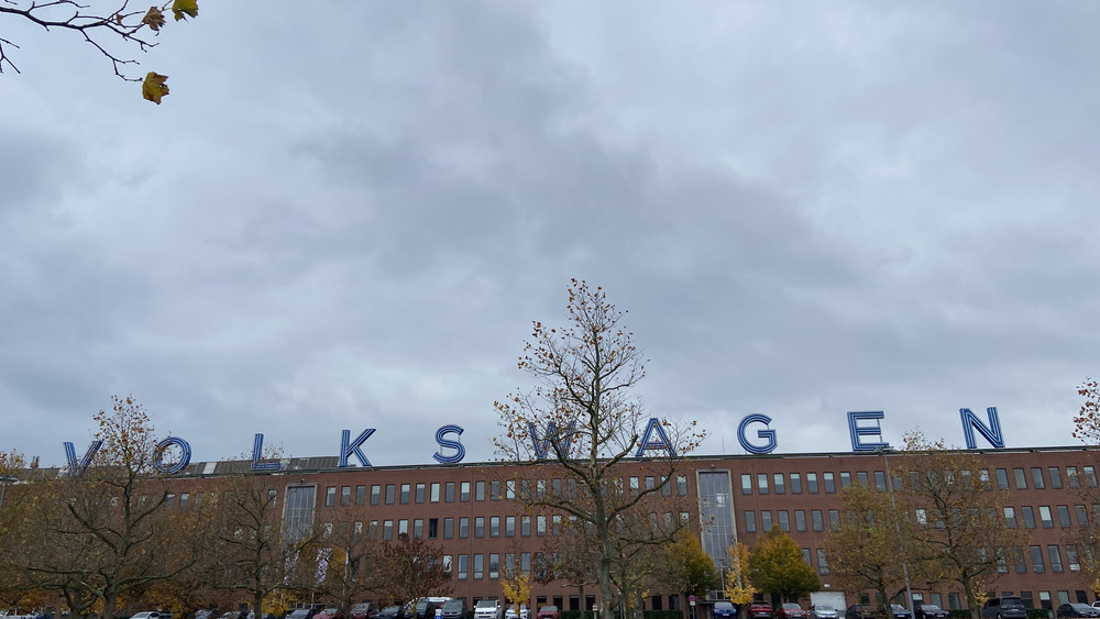 Dunkle Wolken auch über dem VW-Werk in Baunatal. Auch für das zweitgrößte Werk in Deutschland gebe es derzeit keine Bestandsgarantie, heißt es von der IG Metall. Die Politik stärkte dem Standort am Dienstag demonstrativ den Rücken.