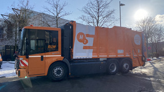 Wiesbaden:  Wasserstoff-betriebener Müllwagen 100 Tage im Einsatz