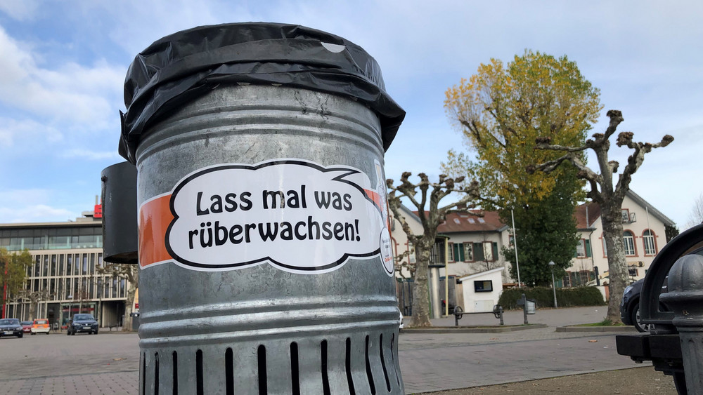 Beklebter Mülleimer auf dem Marktplatz in Groß-Gerau.