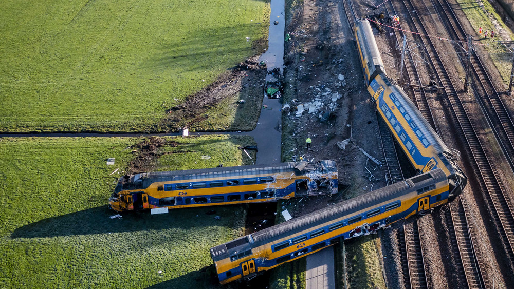 Ein Intercity und ein Güterzug sind in der Nähe von Den Haag verunglückt.