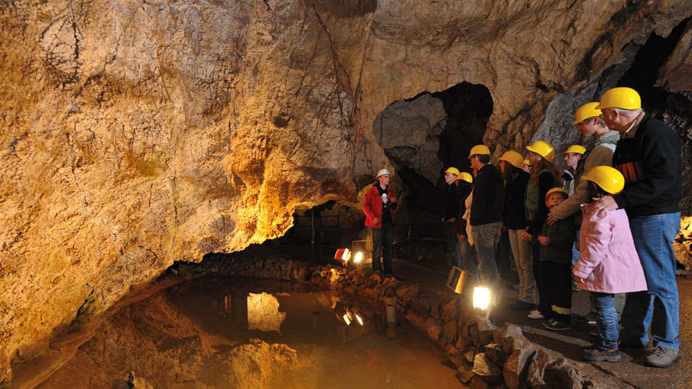 Hinabsteigen in Hessens schönste Höhle
