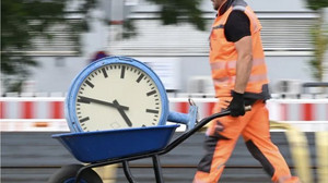 Mehr arbeiten, Land retten? Warum die Ostermontag-Debatte am Kernproblem vorbeigeht