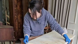 Frau restauriert Schreibtisch und findet ein Relikt aus dem Zweiten Weltkrieg darin