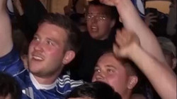 Mit Bier auf dem Rasen: Schalke feiert Bundesliga-Rückkehr