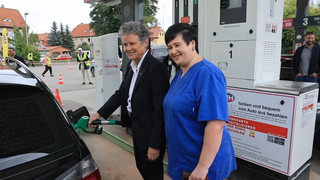 1 Euro weniger pro Liter - FDP Wahlkampfaktion sorgt für Andrang