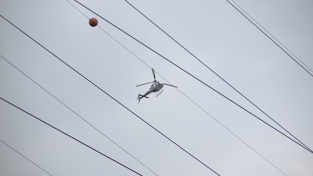 Laut Netzbetreiber EWR Netz werden bis Donnerstag über 300 Kilometer Leitungen aus der Luft kontrolliert (Symbolbild).