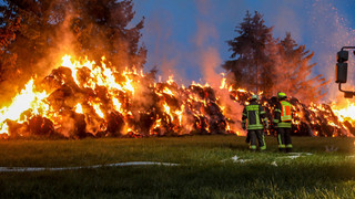 Dritter Brand in Lauterbach seit Freitag: Rund 200 Heuballen brennen