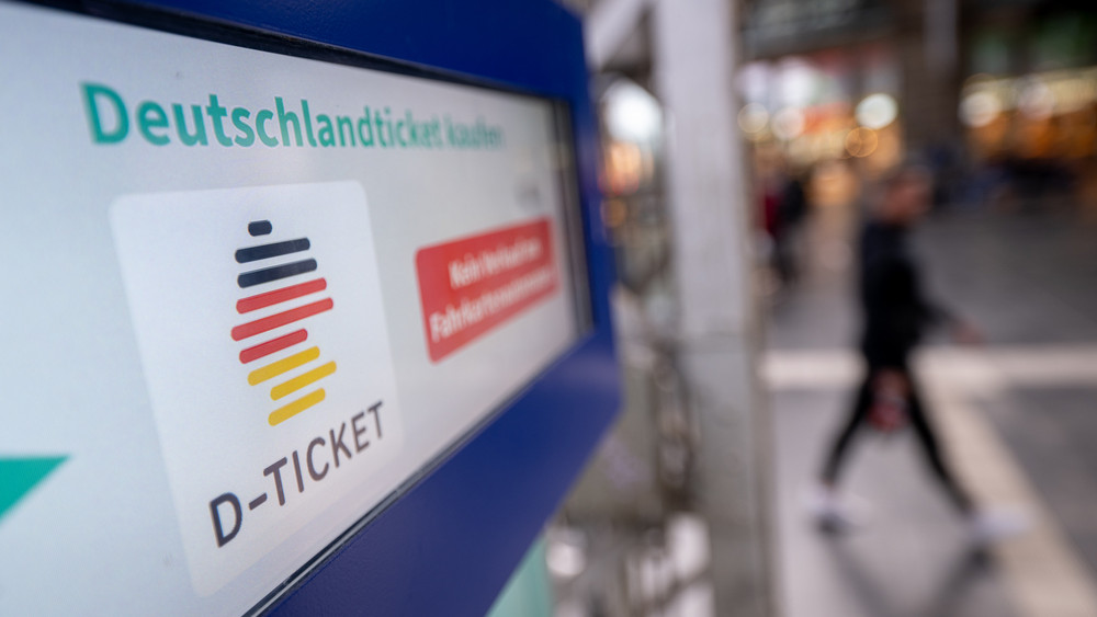 Ab Januar wird das Deutschlandticket für den ÖPNV teurer. Wer das Abo über die Deutsche Bahn gebucht hat und es trotz des höheren Preises behalten will, muss zustimmen - und zwar bald.