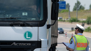 LKW-Fahrverbot auf A61: Polizei stoppt Verstöße am Samstag
