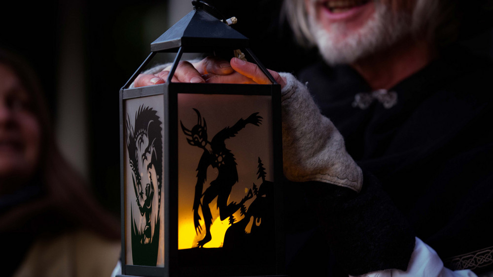Mehr als 150 Scherenschnitte des Künstlers Albert Völkl leuchten aus den Altstadtlaternen herab und sie alle zeigen hessische Sagen.