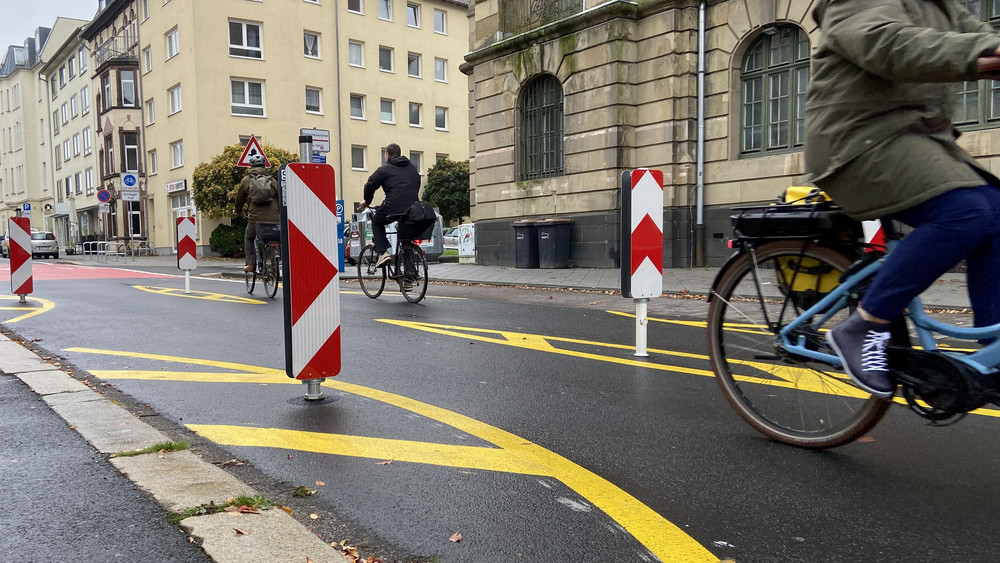 So sieht der "Modalfilter" am am Königstor in Kassel aus. Hier sollen nur Radfahrer langfahren. Die Warnbarken sollen zusätzlich zu Schildern deutlich machen, dass Autos hier nicht durch dürfen. 
