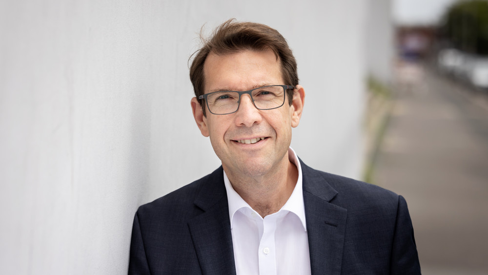 Hanno Benz (SPD) wird nun offiziell in sein Amt als neuer Oberbürgermeister von Darmstadt eingeführt