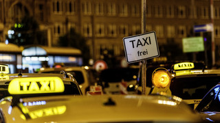 Protest gegen Uber: 200 Taxis bei Autokorso in Frankfurt