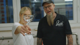 Schweiß in der Glasbläser-Manufaktur: Schafft Vivi es, ein Weinglas zu blasen?