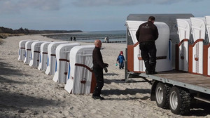 Strandkorbsaison beginnt – erste Körbe an Nord- und Ostsee aufgestellt